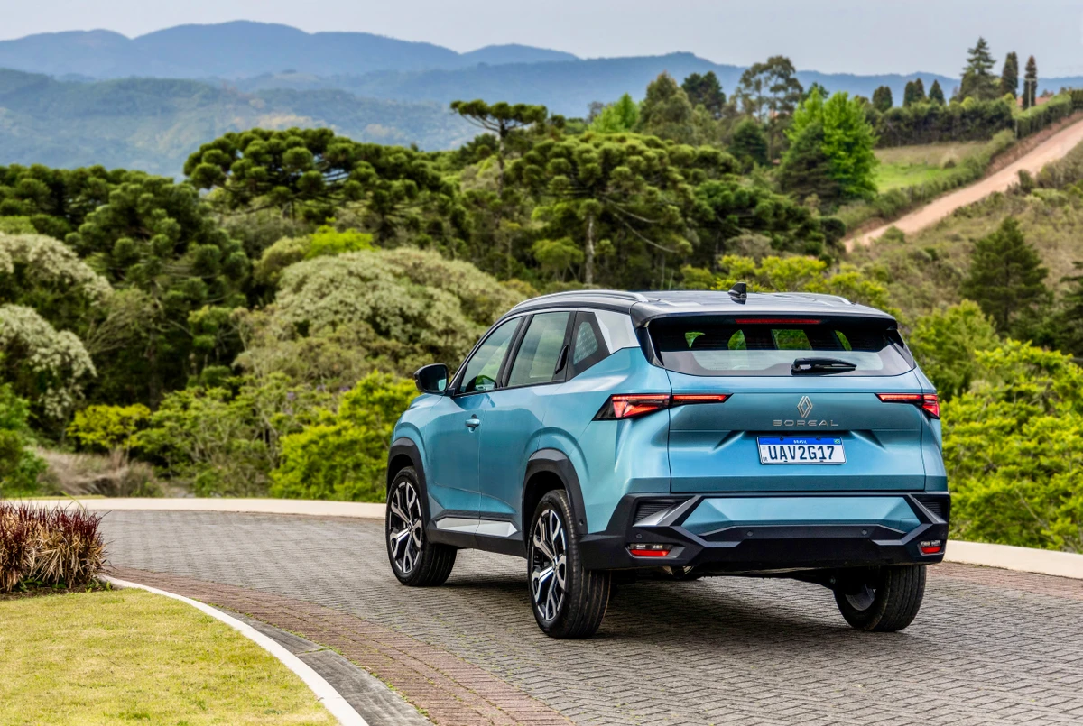 O bagageiro desse Renault é um dos maiores da categoria, com capacidade para 522 litros