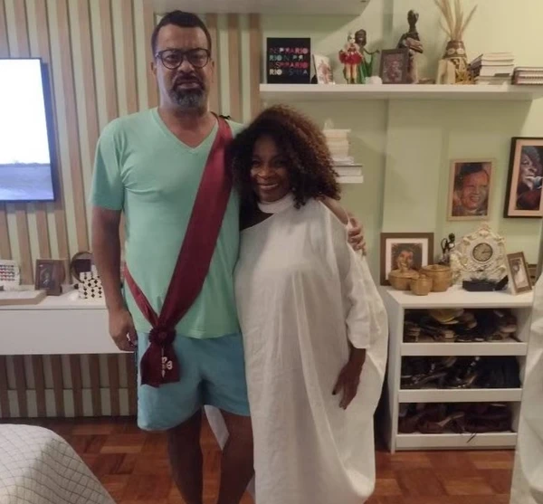 Zezé Motta e o namorado, Christiano Moreno por Reprodução | Instagram