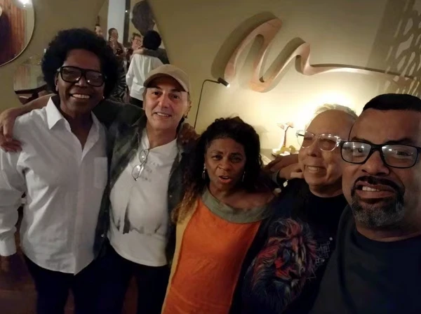 Zezé Motta e o namorado, Christiano Moreno por Reprodução | Instagram