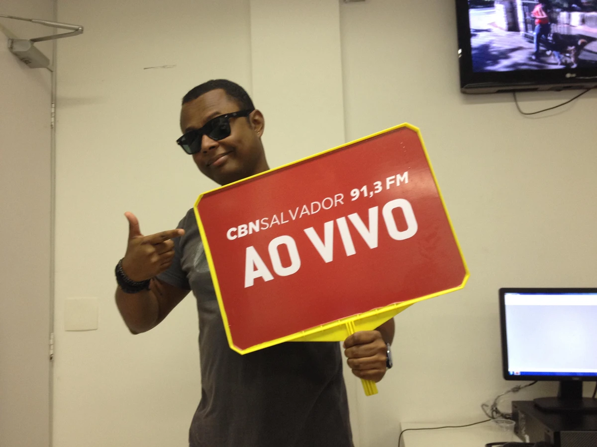 Elton na época do Banco do Nordeste (sentado no chão, a quarta pessoa da esquerda para a direita) por Acervo Pessoal