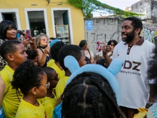 Imagem - Tour histórico no Pelourinho termina com surpresa de Lázaro Ramos para crianças; veja como foi