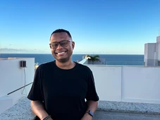 Imagem - De Cajazeiras para o mundo: hoje na bancada da ESPN Brasil, Elton Serra vendeu geladinho na infância e já foi office boy