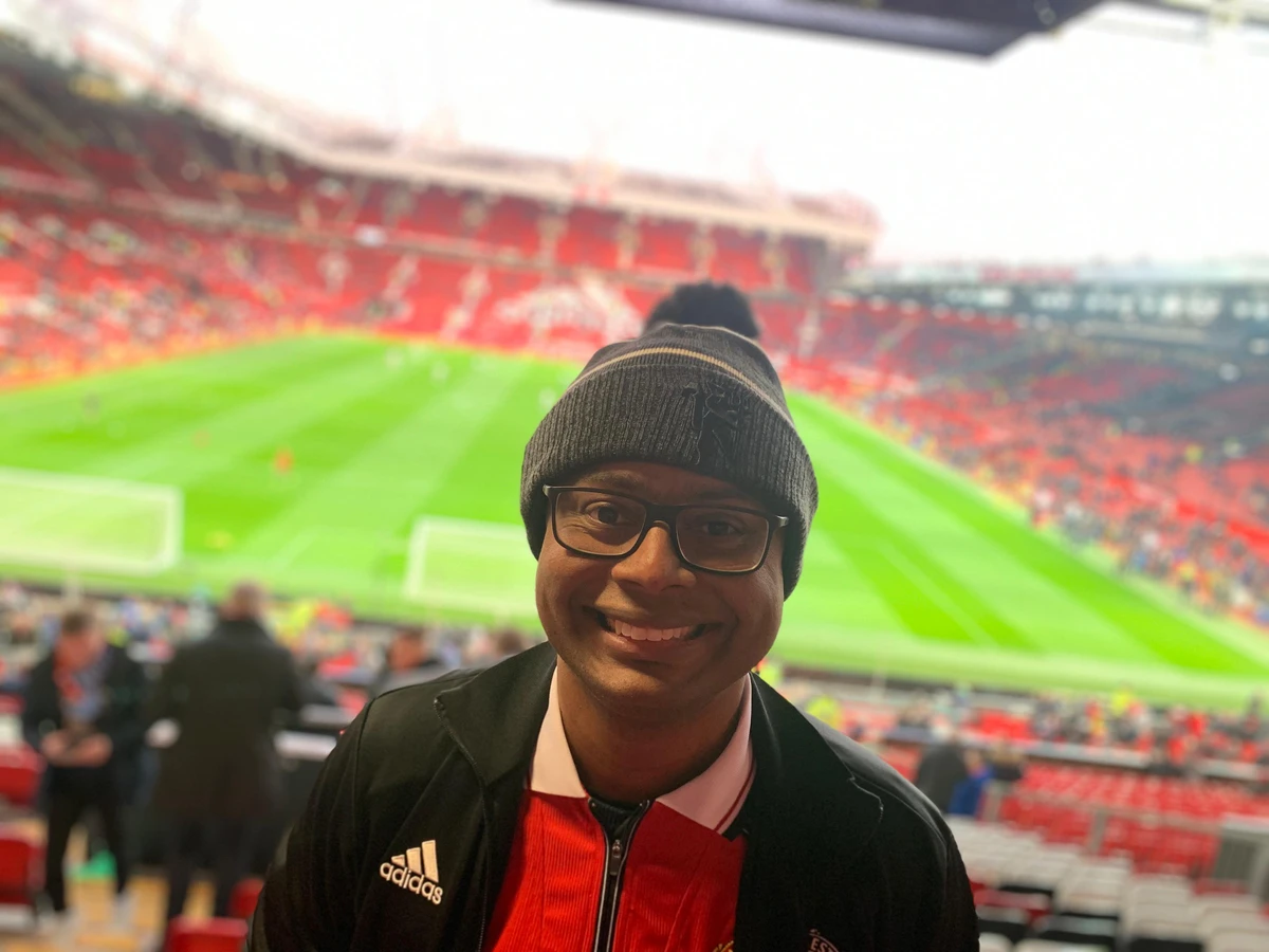 Apaixonado por futebol, Elton realizou o sonho de conhecer o Old Trafford, estádio do Manchester United por Acervo Pessoal