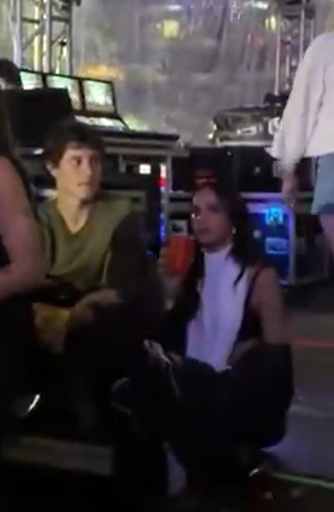 Bruna Marquezine e Shawn Mendes juntinhos no show de Dua Lipa em SP por Reprodução