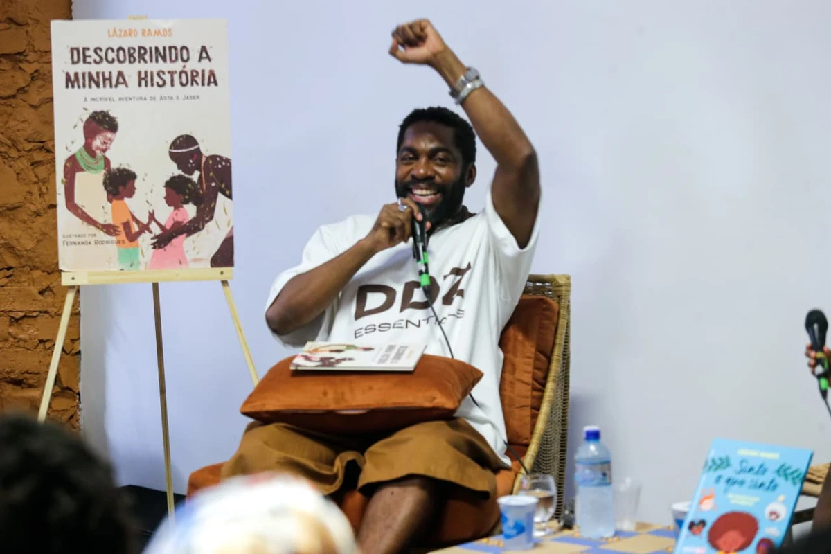 Crianças encontraram Lázaro Ramos durante passeio no Pelourinho por Arisson Marinho/CORREIO