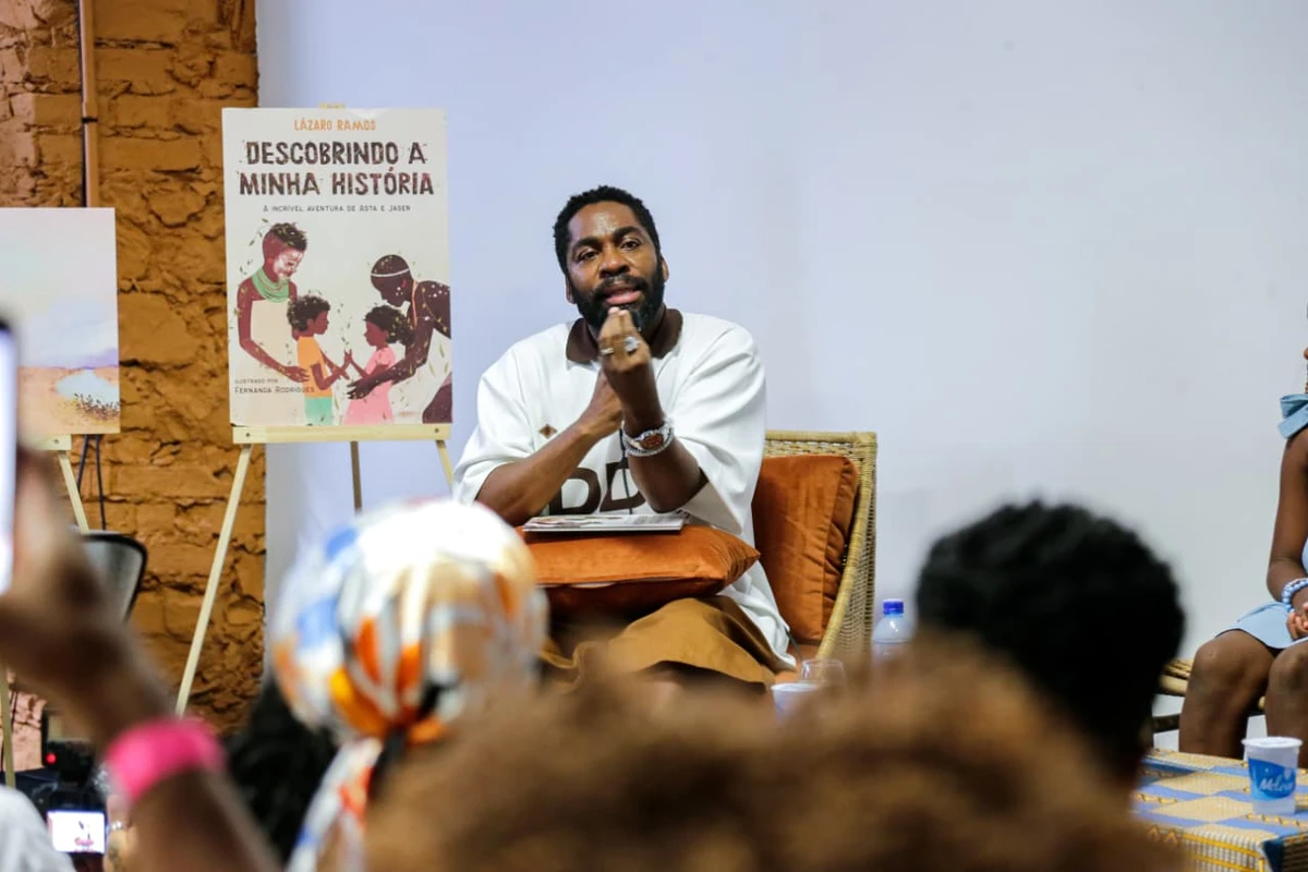 Crianças encontraram Lázaro Ramos durante passeio no Pelourinho por Arisson Marinho/CORREIO