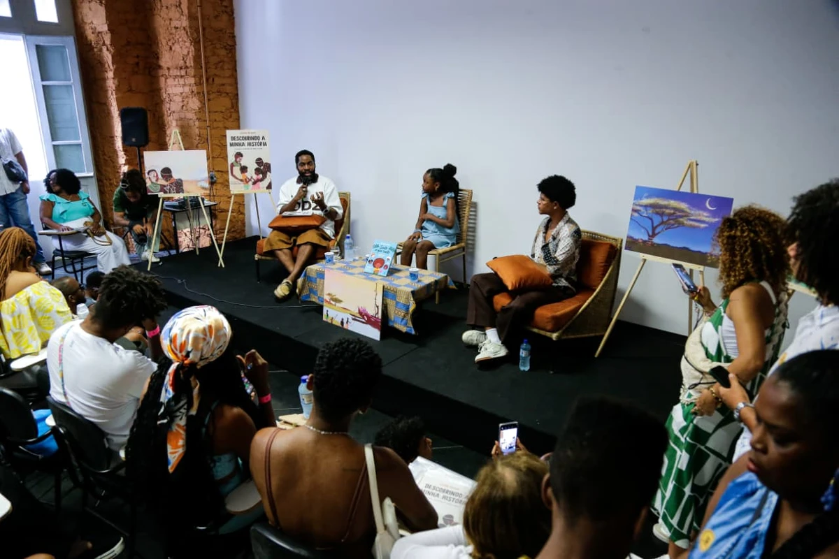 Crianças encontraram Lázaro Ramos durante passeio no Pelourinho por Arisson Marinho/CORREIO