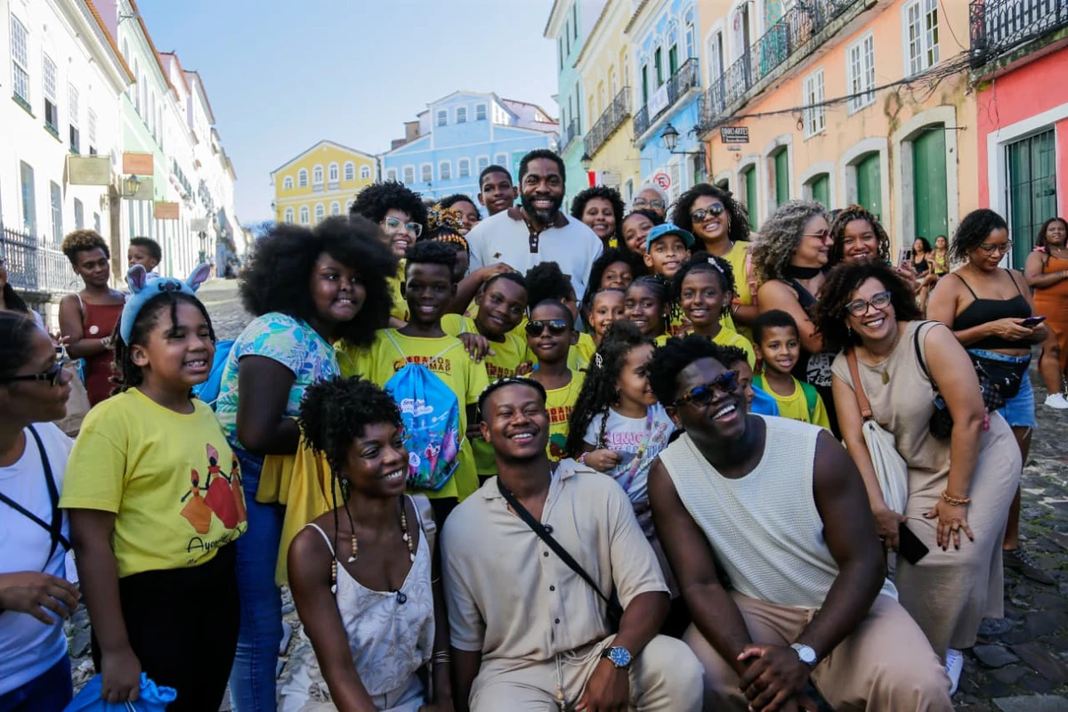 Crianças encontraram Lázaro Ramos durante passeio no Pelourinho por Arisson Marinho/CORREIO