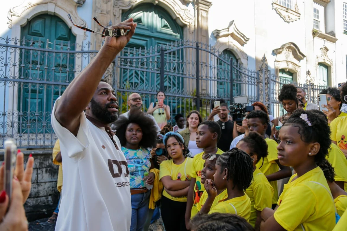 Crianças encontraram Lázaro Ramos durante passeio no Pelourinho por Arisson Marinho/CORREIO
