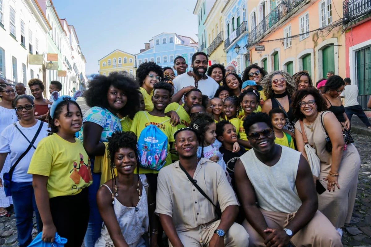 Crianças encontraram Lázaro Ramos durante passeio no Pelourinho por Arisson Marinho/CORREIO