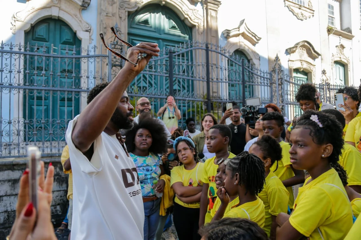 Crianças encontraram Lázaro Ramos durante passeio no Pelourinho por Arisson Marinho/CORREIO
