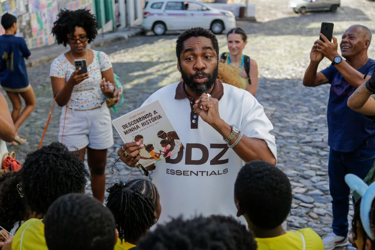 Crianças encontraram Lázaro Ramos durante passeio no Pelourinho por Arisson Marinho/CORREIO