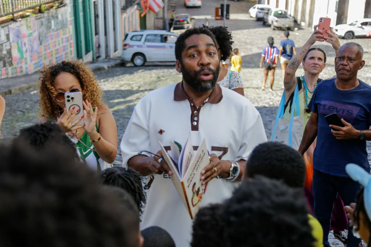 Crianças encontraram Lázaro Ramos durante passeio no Pelourinho por Arisson Marinho/CORREIO