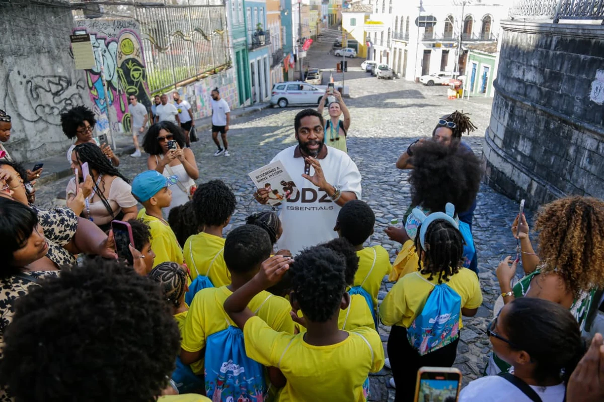 Crianças encontraram Lázaro Ramos durante passeio no Pelourinho por Arisson Marinho/CORREIO