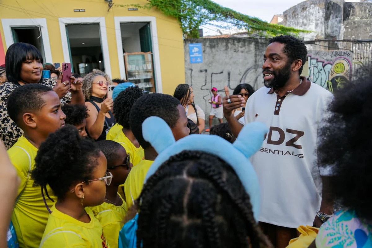 Crianças encontraram Lázaro Ramos durante passeio no Pelourinho por Arisson Marinho/CORREIO