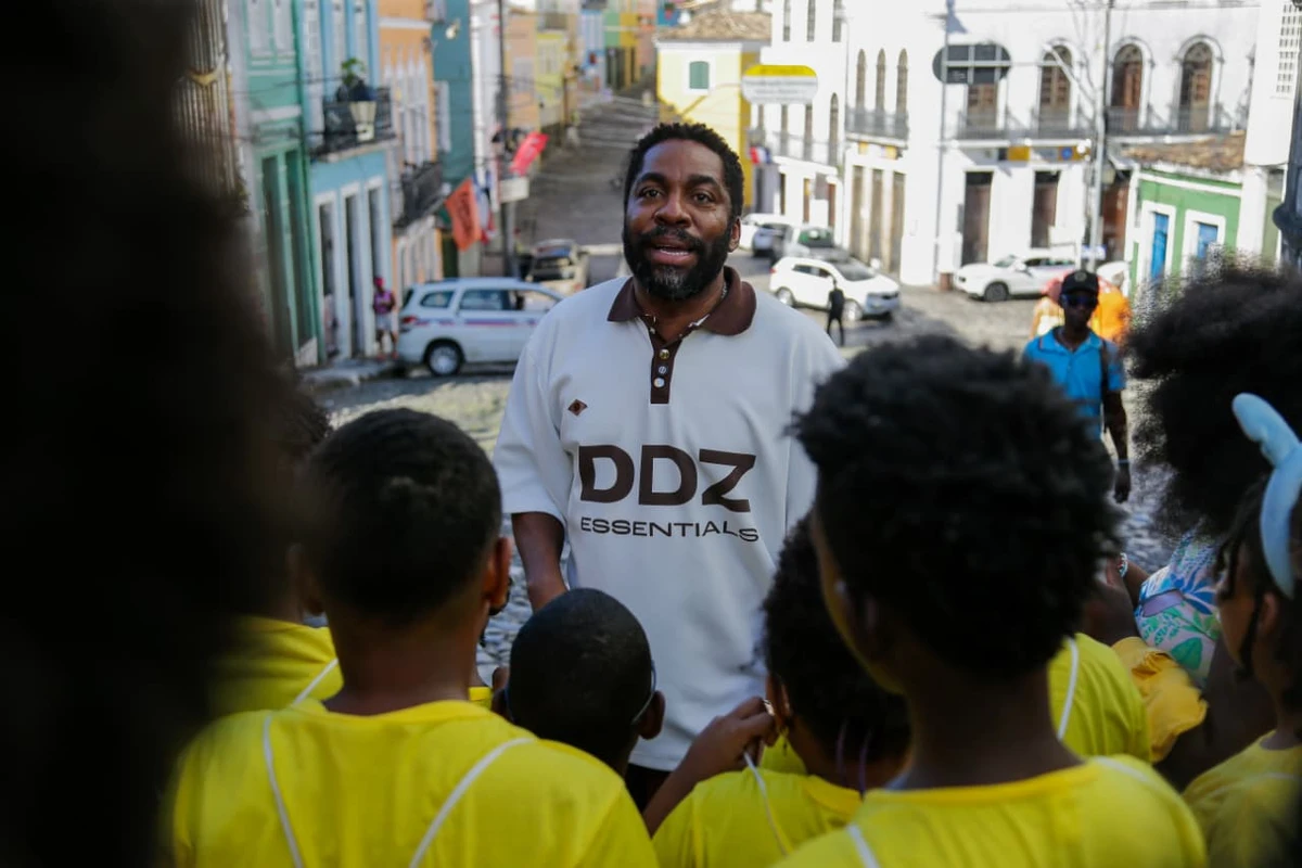 Crianças encontraram Lázaro Ramos durante passeio no Pelourinho por Arisson Marinho/CORREIO