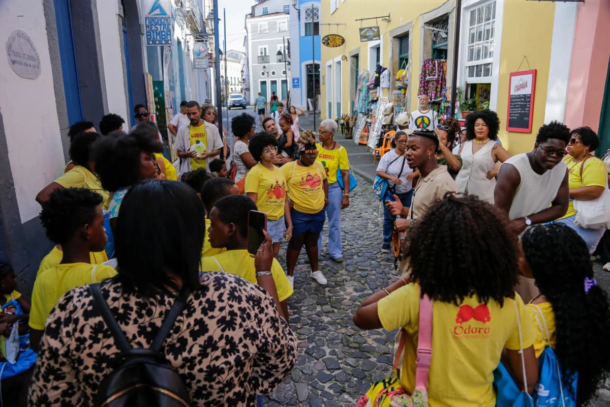 Crianças encontraram Lázaro Ramos durante passeio no Pelourinho por Arisson Marinho/CORREIO