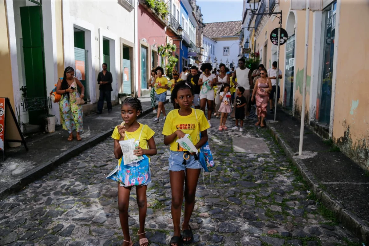 Crianças encontraram Lázaro Ramos durante passeio no Pelourinho por Arisson Marinho/CORREIO