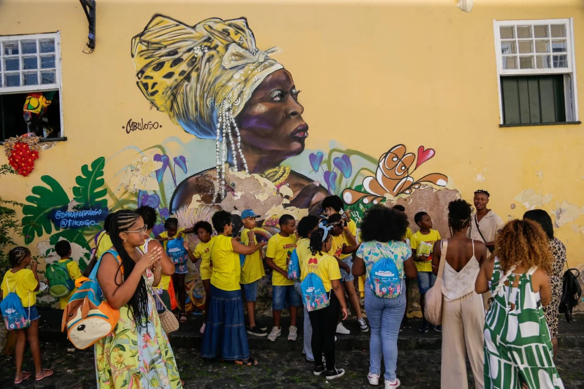 Crianças encontraram Lázaro Ramos durante passeio no Pelourinho por Arisson Marinho/CORREIO