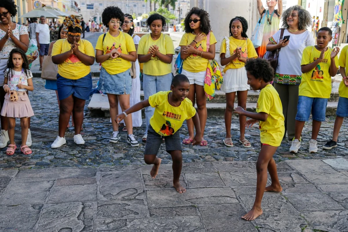 Crianças encontraram Lázaro Ramos durante passeio no Pelourinho por Arisson Marinho/CORREIO