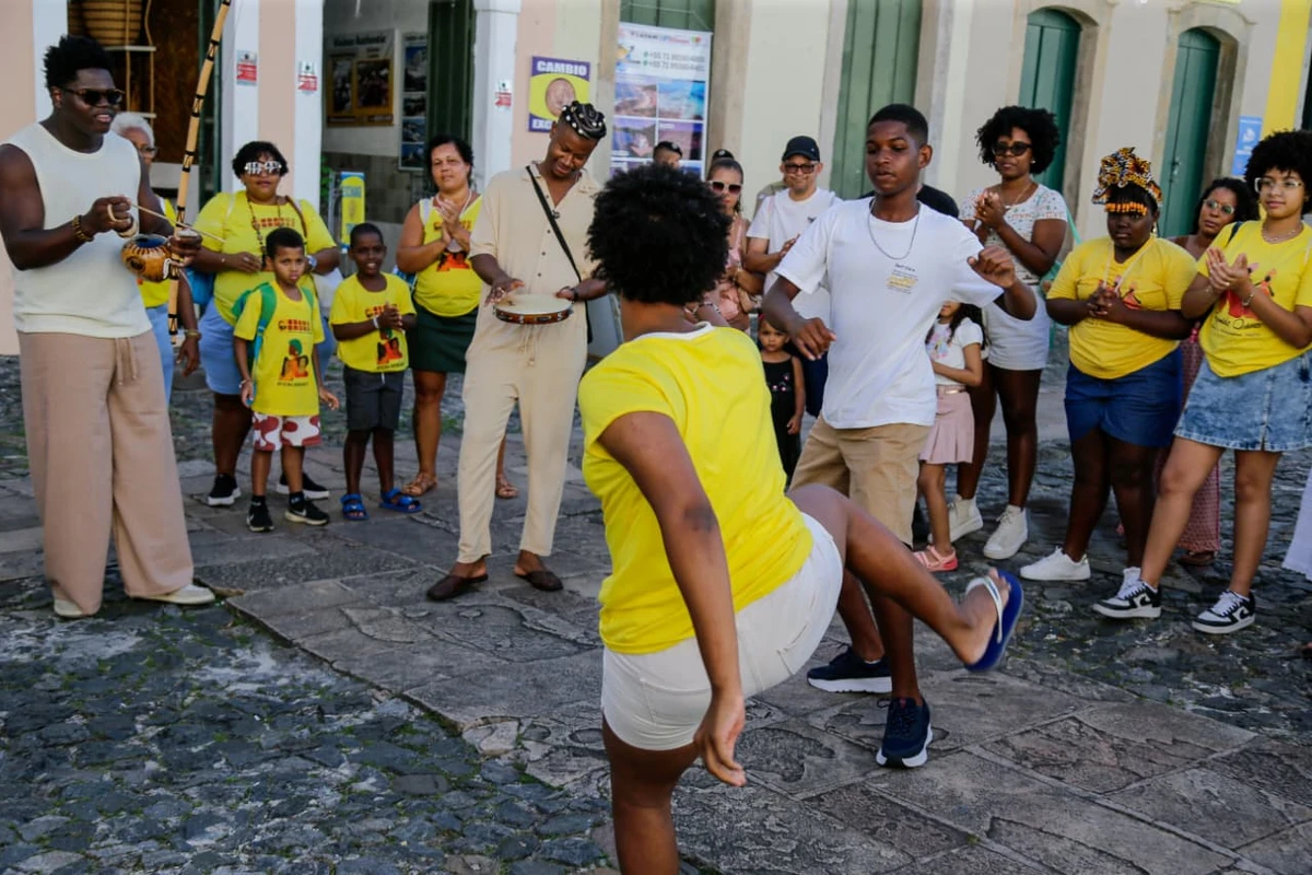 Crianças encontraram Lázaro Ramos durante passeio no Pelourinho por Arisson Marinho/CORREIO