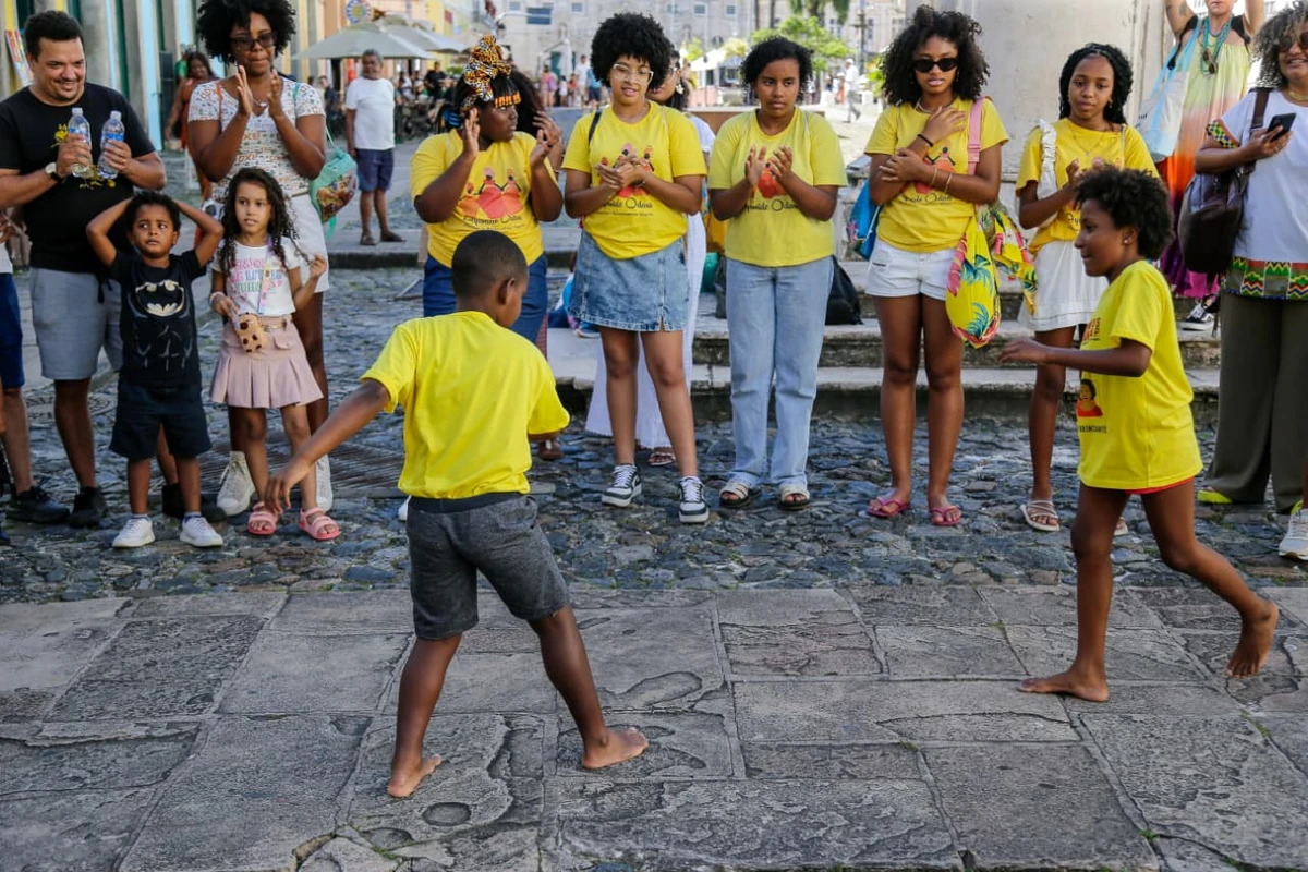 Crianças encontraram Lázaro Ramos durante passeio no Pelourinho por Arisson Marinho/CORREIO