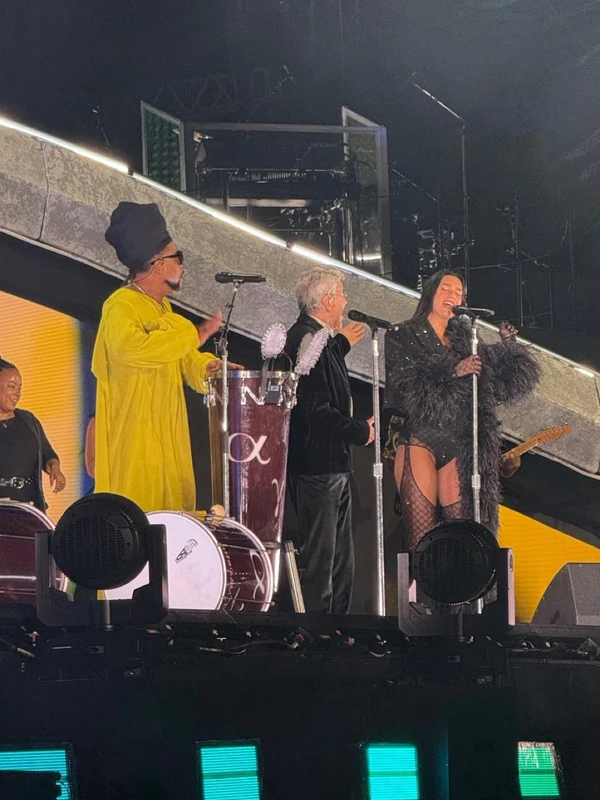 Dua Lipa, Carlinhos Brown e Caetano em turnê da britânica em SP por Reprodução / X