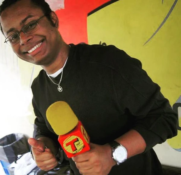 Elton começou no jornalismo esportivo trabalhando em rádio por Reprodução