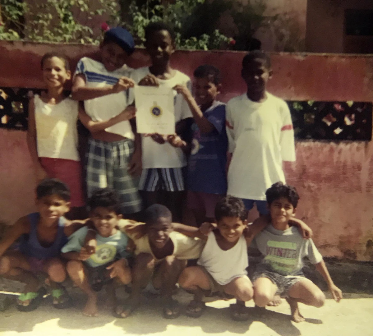 Elton (em pé, o terceiro da esquerda para a direita) com os amigos durante o torneio de futebol na infância por Acervo Pessoal
