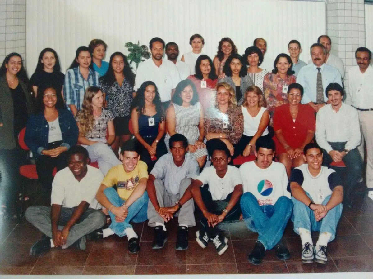 Elton na época do Banco do Nordeste (sentado no chão, a quarta pessoa da esquerda para a direita) por Acervo pessoal