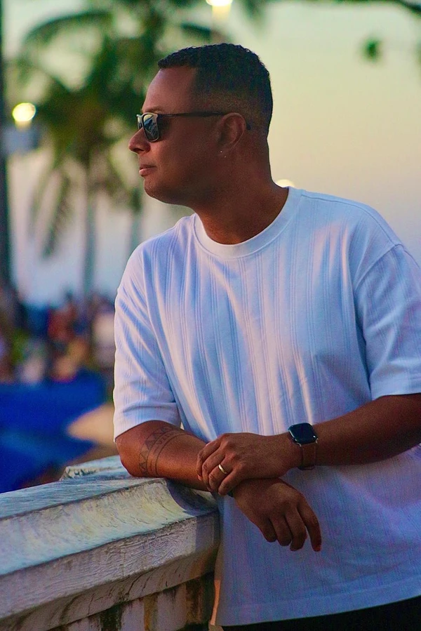 Elton, que vendeu geladinho na infância e já atuou como office boy, sempre foi apaixonado pela escrita por Zaqueu Rosário (@zaqueu.rosario)