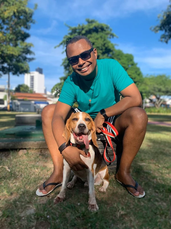 Elton Serra e Giggs, seu beagle por Acervo pessoal