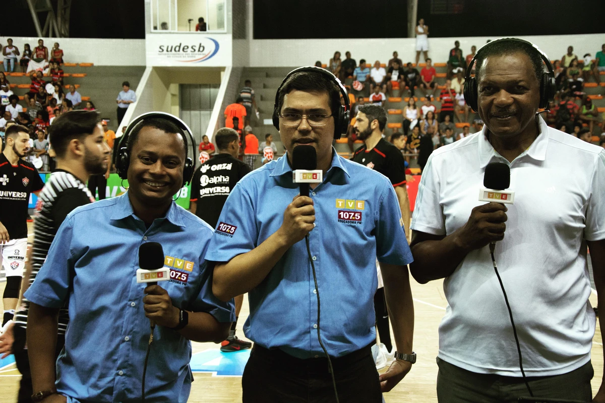 Elton Serra na TVE, comentando jogo de basquete por Acervo Pessoal