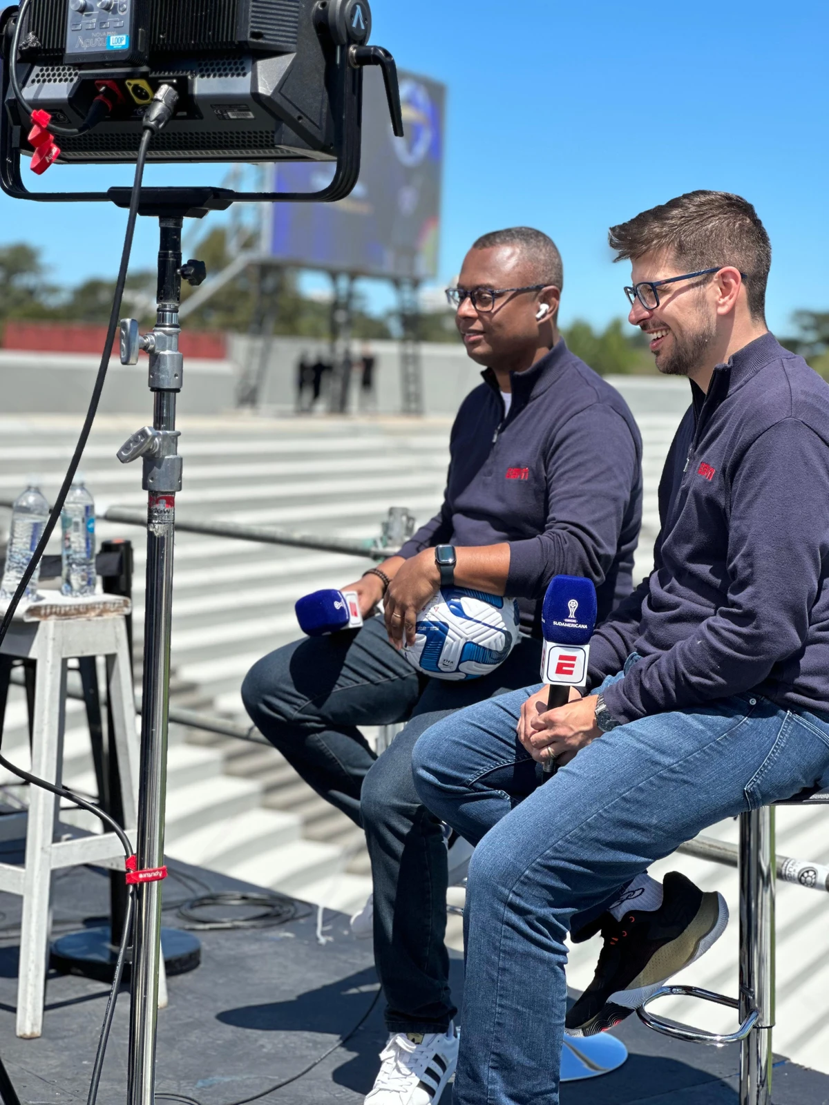 Elton Serra no Uruguai, com Felipe Motta, na final da Copa Sul-Americana de 2023 por Acervo Pessoal