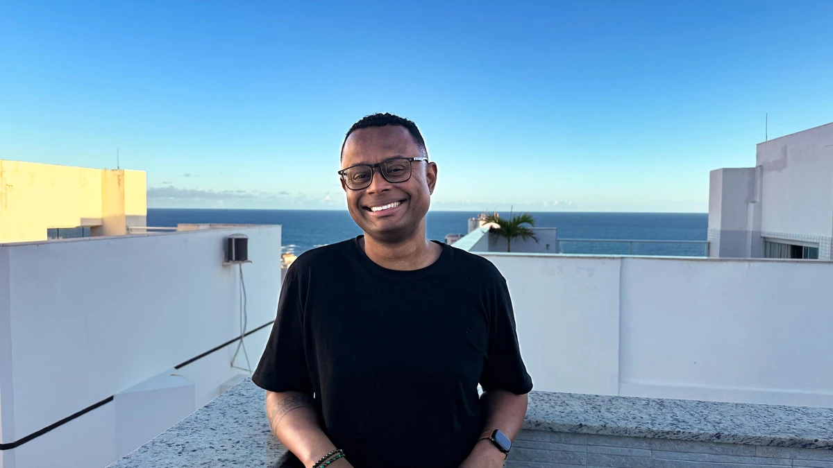 Hoje, Elton se divide entre Salvador e São Paulo