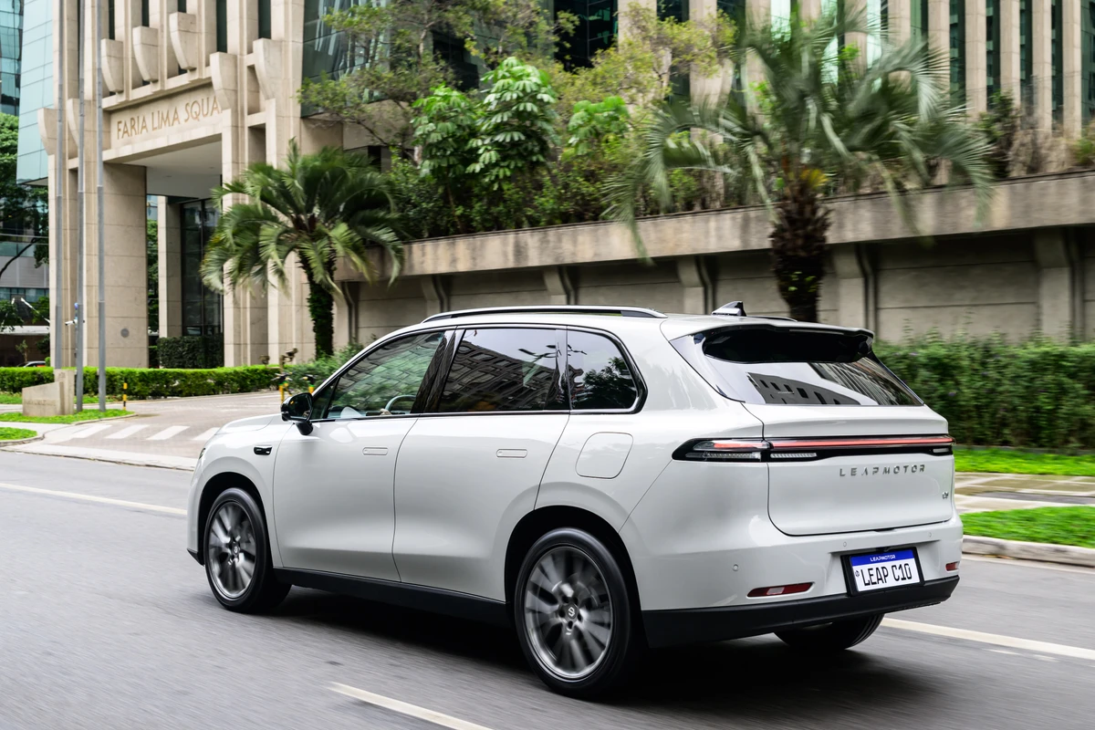 São dois bagageiros: 465 litros atrás e 32 l na frente