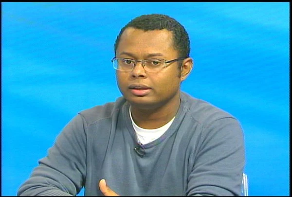 Logo após lançar o futebolbaiano.net, Elton começou a participar como convidado de programas esportivos, como o Cartão Verde, da TVE por Acervo Pessoal