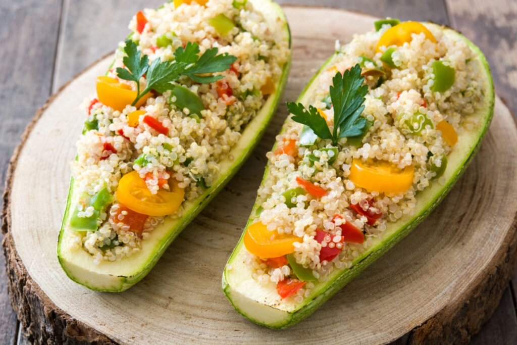 Abobrinha recheada com quinoa e legumes (Imagem: etorres | Shutterstock) 