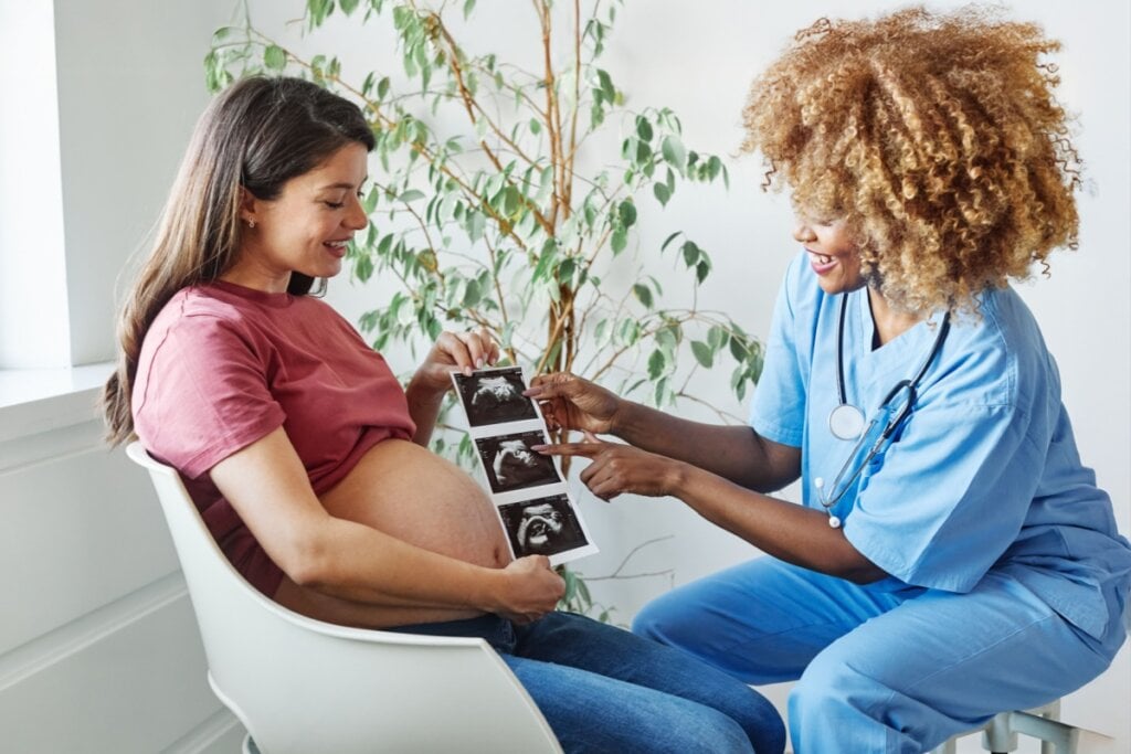 O ultrassom morfológico é um dos exames mais importantes do pré-natal (Imagem: pics five | Shutterstock)