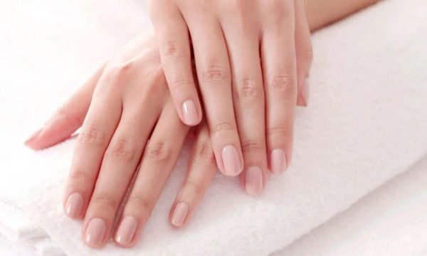 Popularizou na internet um truque inusitado para fortalecer as unhas por Reprodução