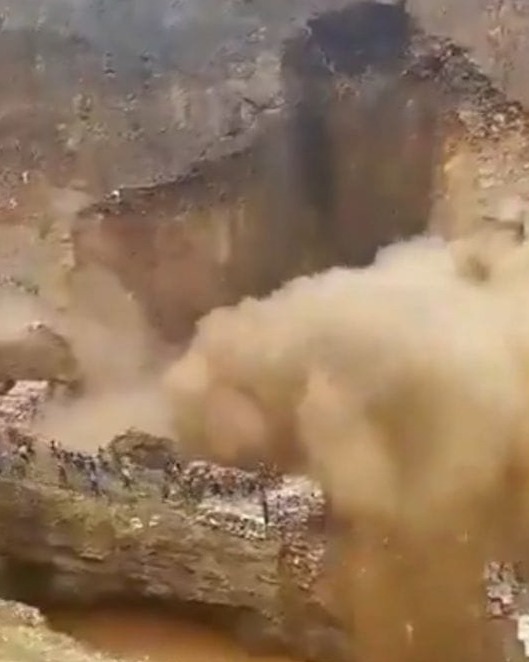 Imagens do desabamento de uma mina de cobalto na República Democrática do Congo por Reprodução