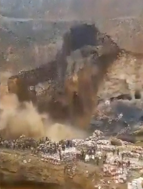 Imagens do desabamento de uma mina de cobalto na República Democrática do Congo por Reprodução