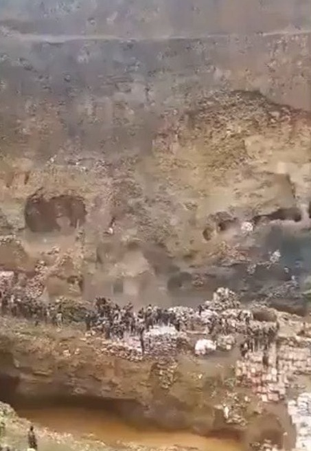 Imagens do desabamento de uma mina de cobalto na República Democrática do Congo por Reprodução
