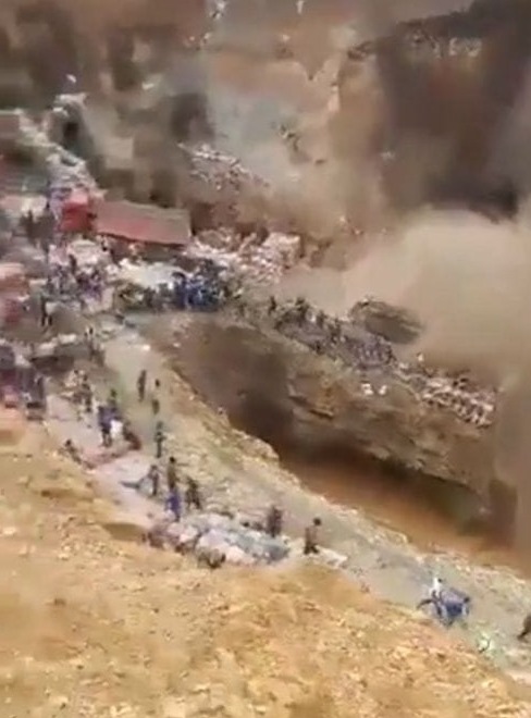 Imagens do desabamento de uma mina de cobalto na República Democrática do Congo por Reprodução