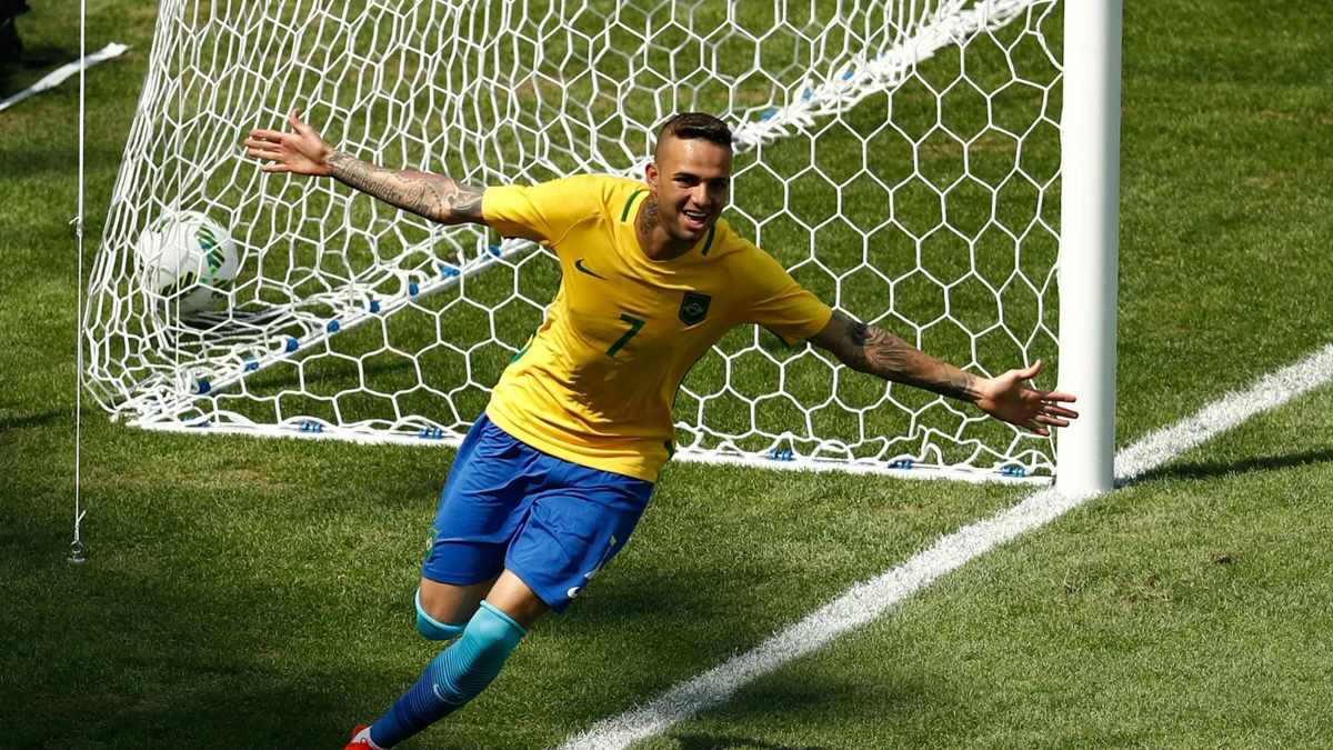 Luan também vestiu camisa da Seleção por Reprodução