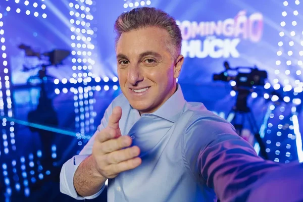  Luciano Huck é cotado para novo programa no GNT enquanto segue no comando do Domingão