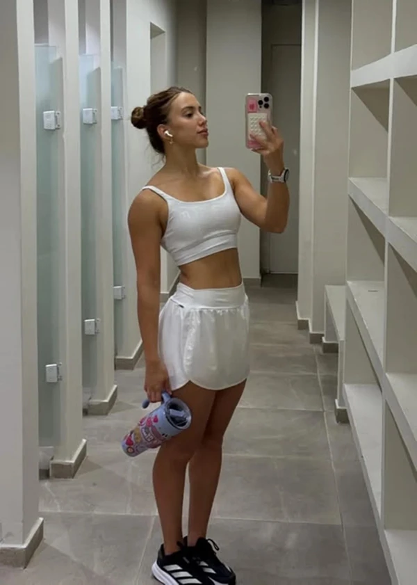 Na manhã desta segunda-feira (17), Manu surgiu nos Stories sem a aliança de noivado, o que aumentou ainda mais a curiosidade do público por Reprodução/Redes Sociais 