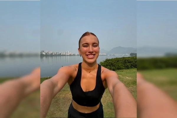 A pressão acadêmica, somada ao crescimento repentino nas redes, a levou a abandonar a faculdade, uma decisão que repercutiu nacionalmente e dividiu opiniões por Reprodução/Redes Sociais 