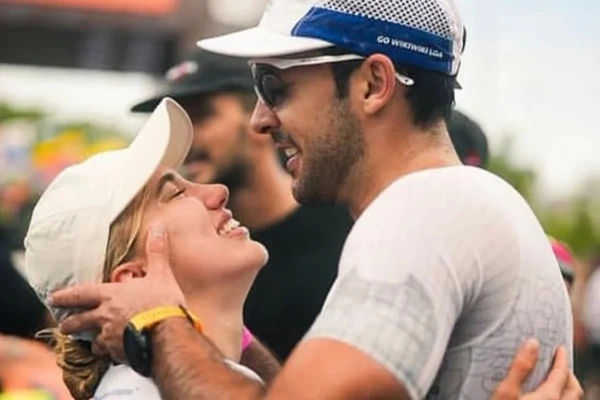 “Eu disse sim! Para o homem que Deus colocou na minha vida, que desperta o melhor de mim e com quem vou construir uma família linda" por Reprodução/Redes Sociais 