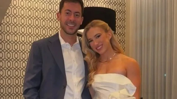 Manu e Hernane ficaram noivos em agosto deste ano. Na época, ela publicou fotos apaixonadas e uma declaração sobre o pedido por Reprodução/Redes Sociais 